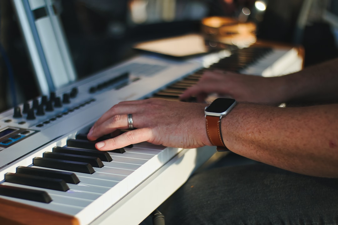 a black and white photo of a piano